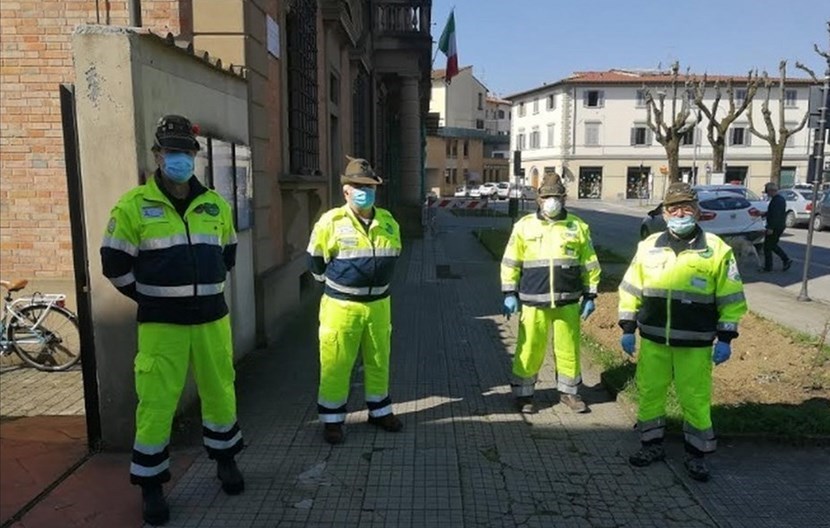 Alcuni alpini in servizio al Palazzo Comunale