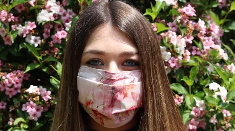 modella Anna Burschtein  con mascherina di Elisabetta Rogai
