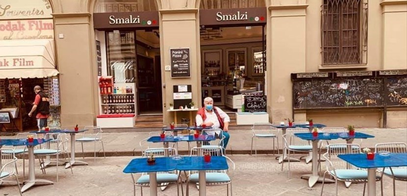 Fiorenzo Smalzi ai tavolini del suo bar