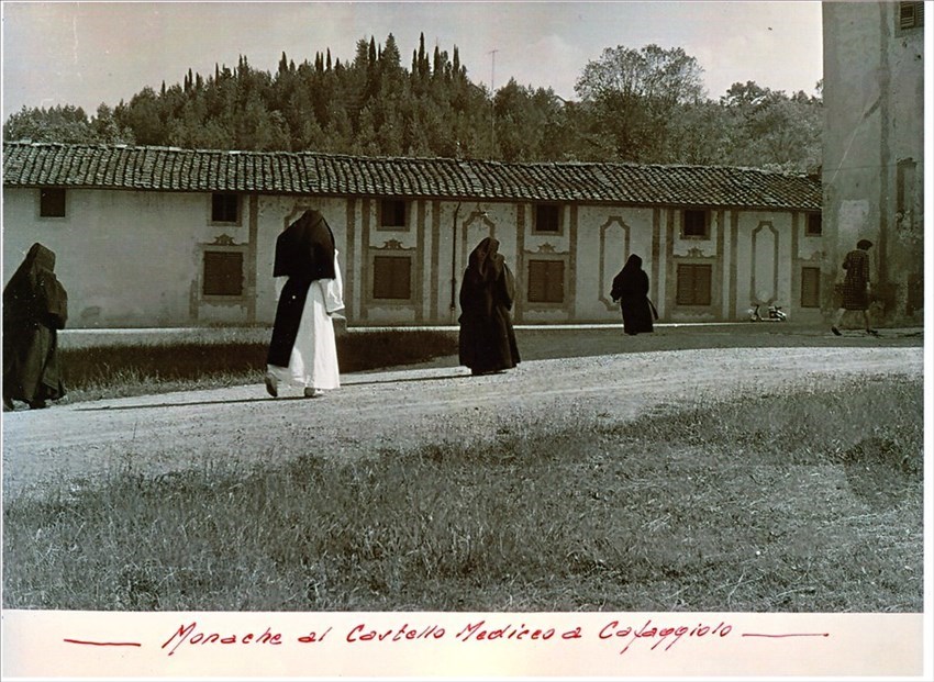 Una rarissima immagine  delle Suore Figlie della Carità a Cafaggiolo dove entrò giovanissima Suor Maria Luisa Biancalani (Archivio Storico Fotografico A. Giovannini)