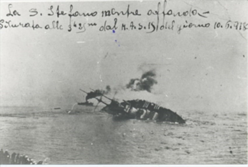 L’immagine con la scritta autografa di Armando Gori, relativa all’affondamento della Corrazzata  austriaca.
