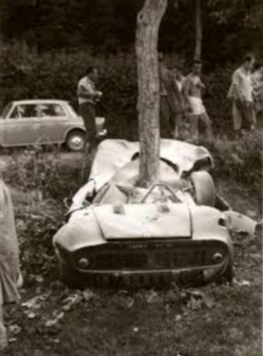 Luglio 1967. La Ferrari dopo essersi schiantata  ad un albero in un praticello del Passo del  Giogo