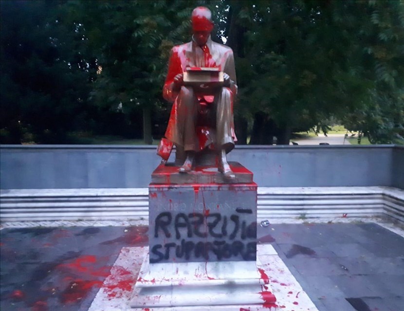 La statua di Indro Montanelli vandalizzata