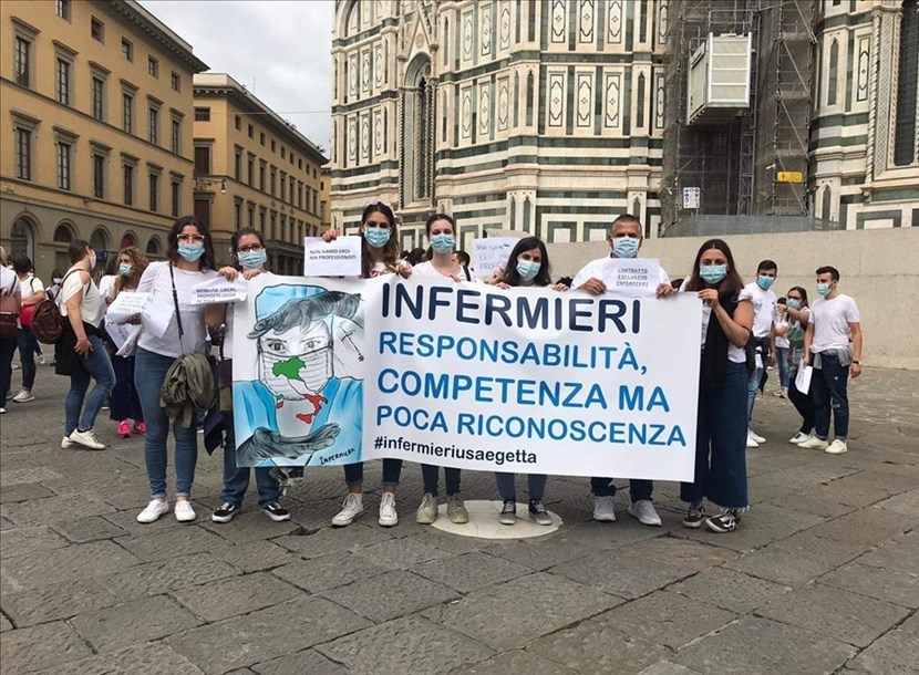 La protesta degli infermieri in piazza Duomo