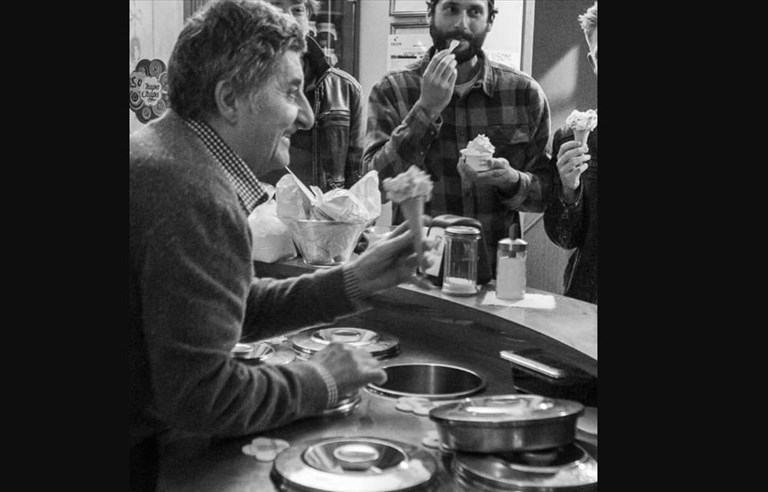 Alvaro Lombardi mentre sta servendo il gelato al suo Bar Bianco a Marradi
