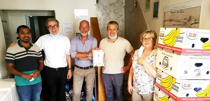 Interno della Caritas di Borgo San Lorenzo per la consegna dei pacchi di generi alimentari da parte del Lions Club Mugello