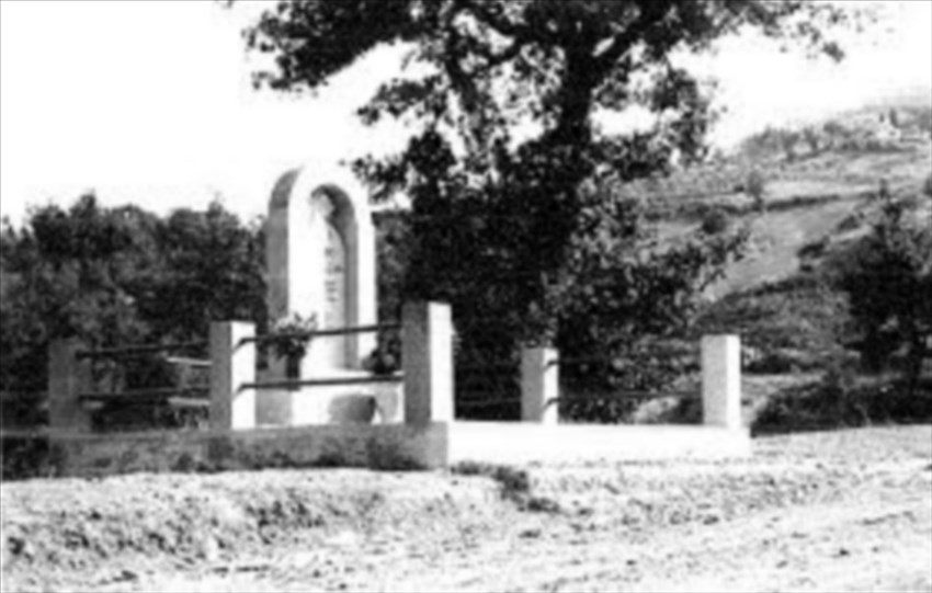 Il piccolo mausoleo subito dopo la costruzione.