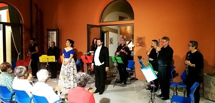 Il Complesso orchestrale e vocale della Camerata dè Bardi durante il concerto al Centro Incontri.