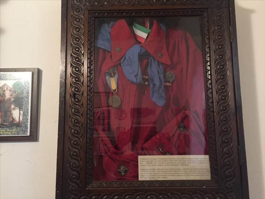 La teca con la casacca Garibaldina del Gen. Puccetti