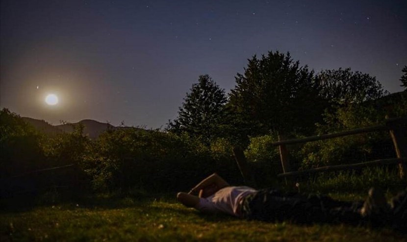 Uno dei supporter attende l'arrivo di Braccesi dormendo sotto le stelle