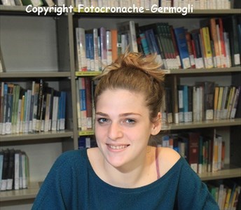 Una ragazza che studia in biblioteca