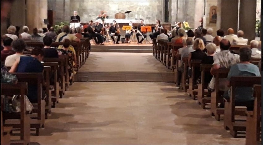Un momento del concerto nella Pieve romanica di San Lorenzo