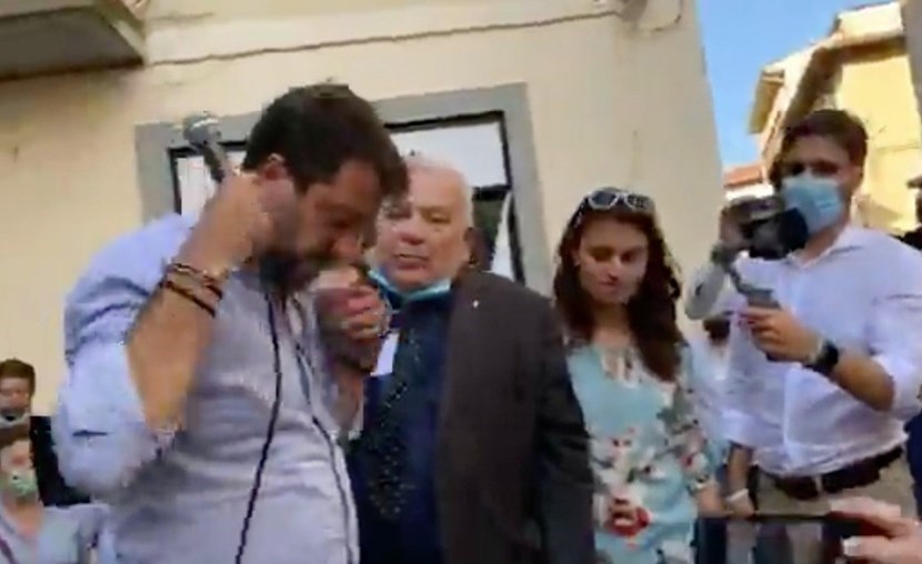 Matteo Salvini mentre indossa il nuovo Rosario