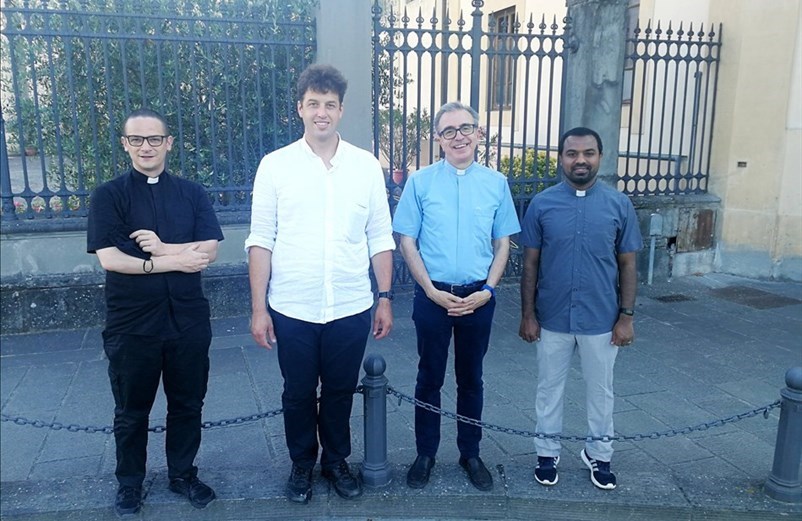 Da sinistra Don Matteo Perini, Don Antonio Lari, il pievano Don Luciano Marchetti e il nuovo cappellano Don Joseph Nidhin.