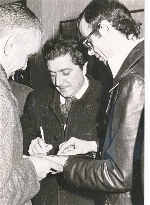 Silvio Loffredo firma gli autografi al prof. Giuseppe Alpigini a sinistra e Aldo Giovannini a destra