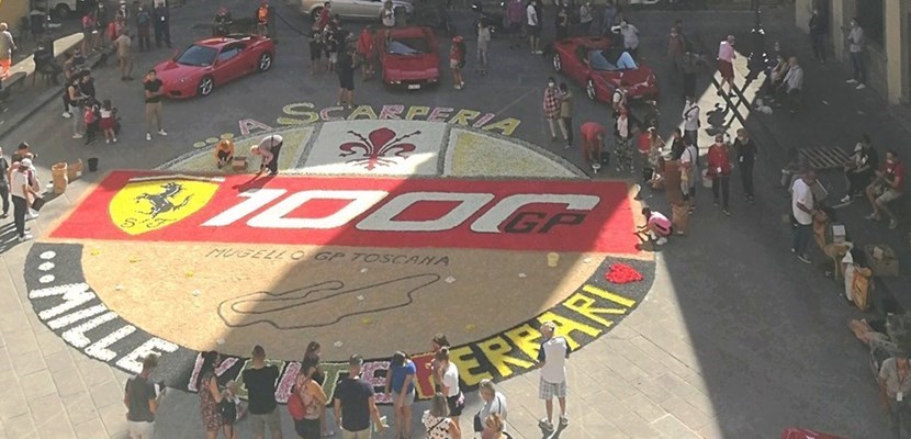 Piazza de' Vicari con l’infiorata in onore dei 1000 GP della Ferrari