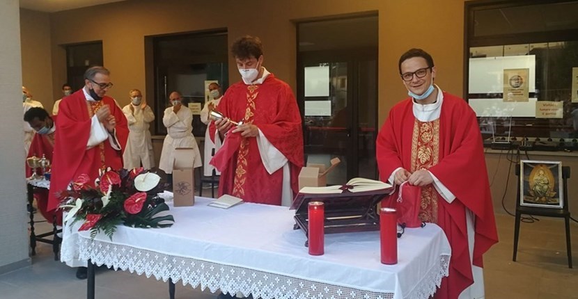La Santa Messa officiata da don Antonio Lari e don Matteo Perini, con don Luciano Marchetti e il cappellano don Joseph Nidhin