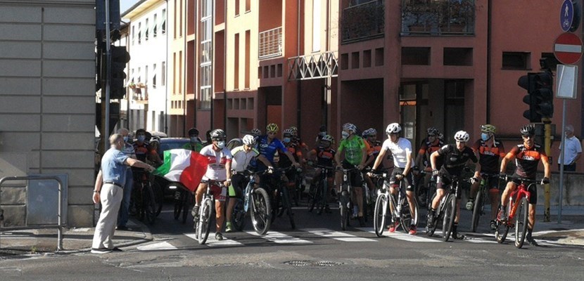 A sinistra Renzo Giovannini già ciclista del Club Ciclo Appenninico 1907 dà il via alla gara