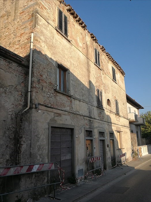 Il vecchio edificio pericolante nel Corso Matteotti davanti all’Istituto delle Suore Stigmatine