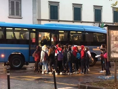 Studenti che prendono autobus