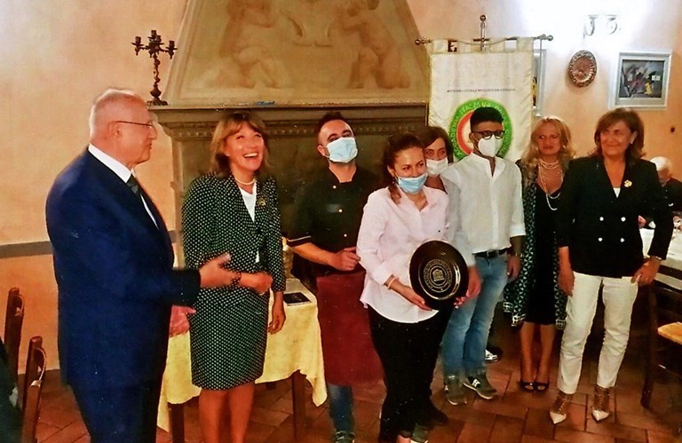 I dirigenti della delegazione del Mugello premiano i gestori del Teatro dei Medici per aver così ben disposto i cibi al miele