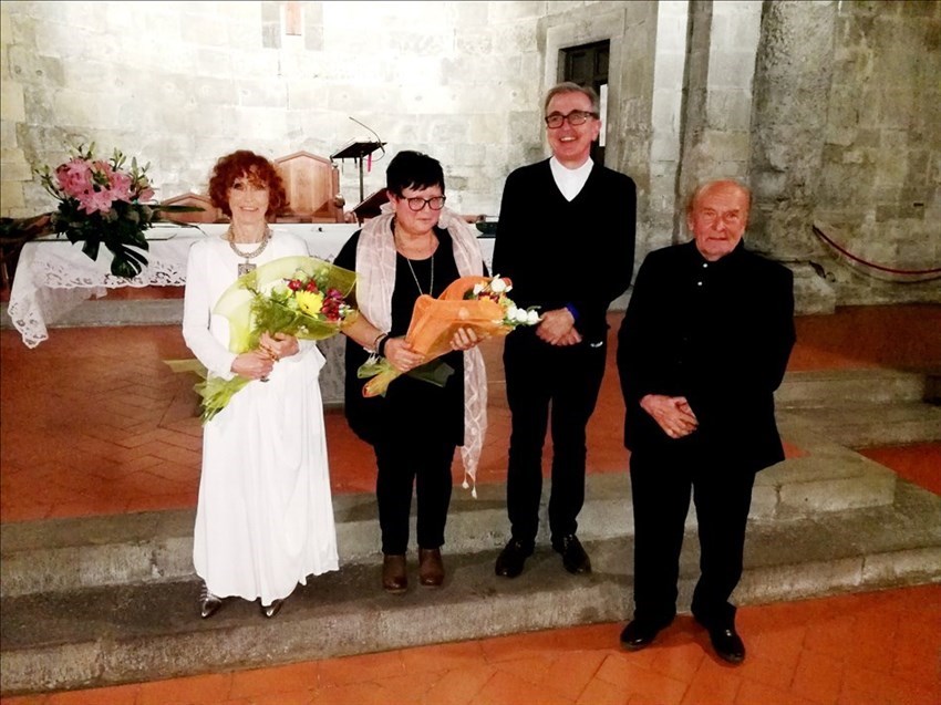 Foto ricordo dopo l’evento culturale; da sinistra Patrizia Manfriani, Marilisa Cantini, don Luciano Marchetti e Vieri Chini