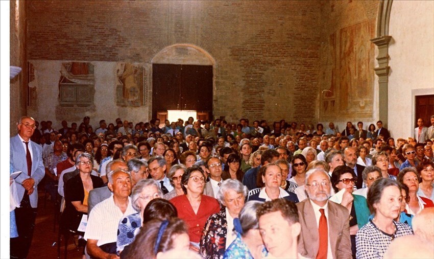Molti borghigiani all’interno della Chiesa di San Francesco durante l’inaugurazione, avvenuta la domenica del 16 giugno 1996.
