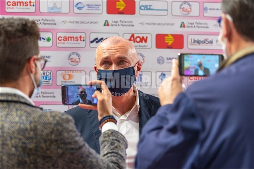 Il coach del Savino del Bene Scandicci Massimo Barbolini durante le interviste di fine partita