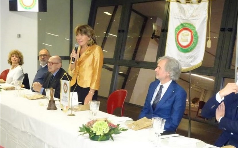 L’Avv. Monica Sforzini Faucci, mentre presenta, con gli ospiti, la serata ecumenica all’Autodromo Internazionale del Mugello.