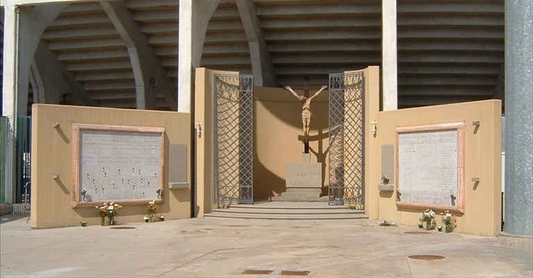 il sacrario sotto la curva Ferrovia