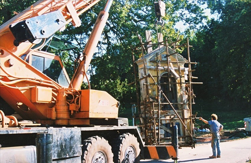 Ottobre 1995. Il Tabernacolo viene  deposto  a destra della vecchia querce.