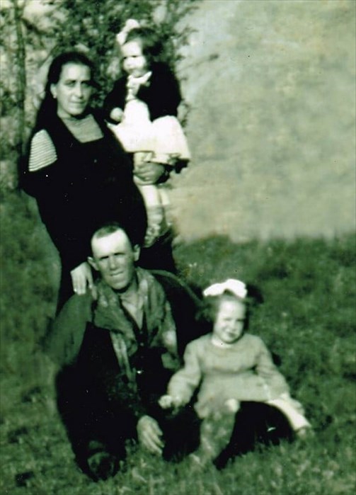 Giuseppe Sdruccioli insieme alla famiglia che aveva formato, nel 1951