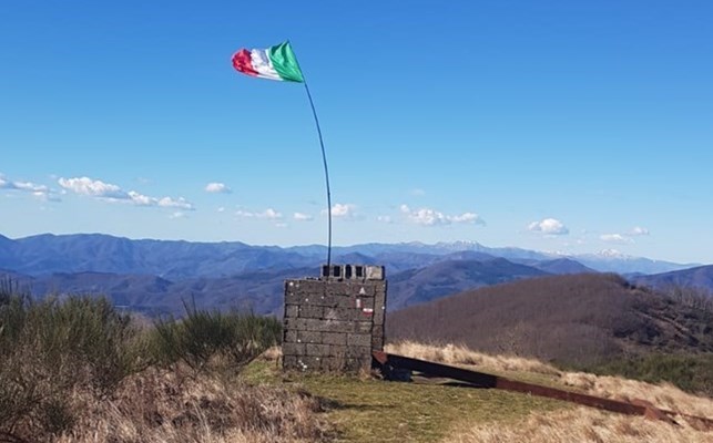Sul Monte Gazzarro sventola un tricolore