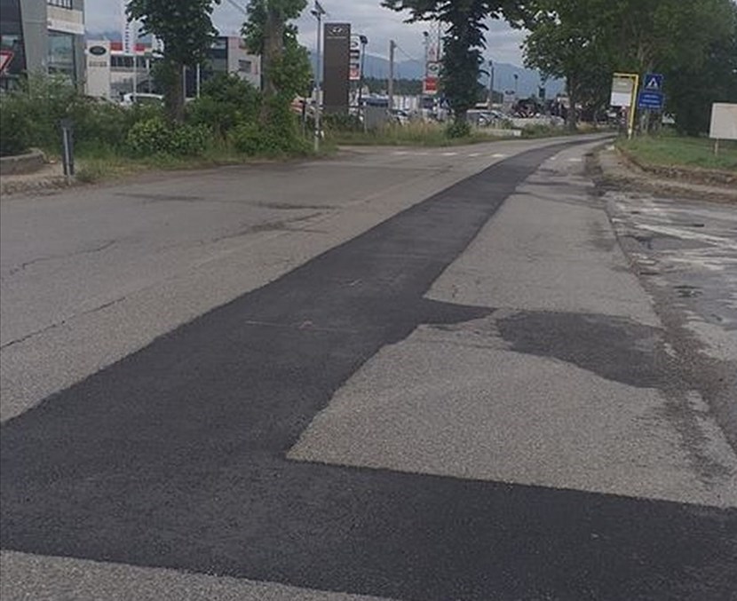 'Quella striscia di asfalto è pericolosa'. Foto e segnalazione di un lettore