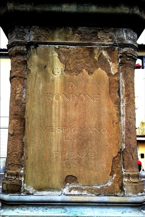 Particolare della statua di Giotto danneggiata