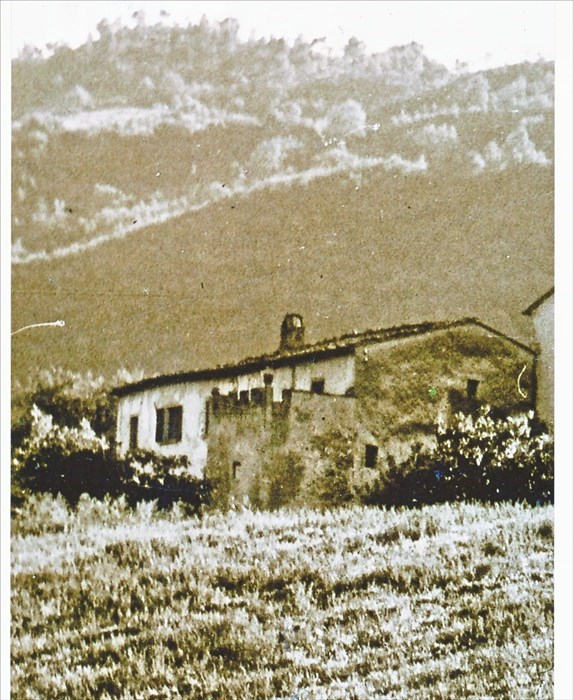 Una rara immagine di quella che era la chiesetta di Sant’Andrea a Gricignano (Salaiole)  dove era parroco don Giotto Ulivi
