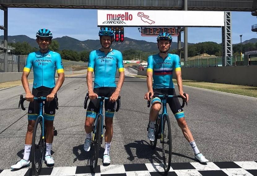 Tre campioni del ciclismo in autodromo. Foto del Giorno