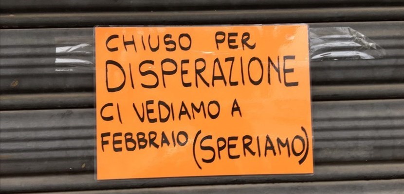 'Chiuso per disperazione'. Il cartello su un negozio di Piazza Dante illustra i nostri tempi
