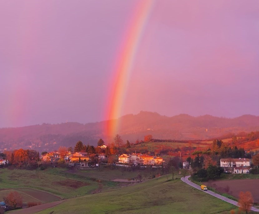 L'arcobaleno dalla Via Degli Dei è bellissimo. Foto del Giorno