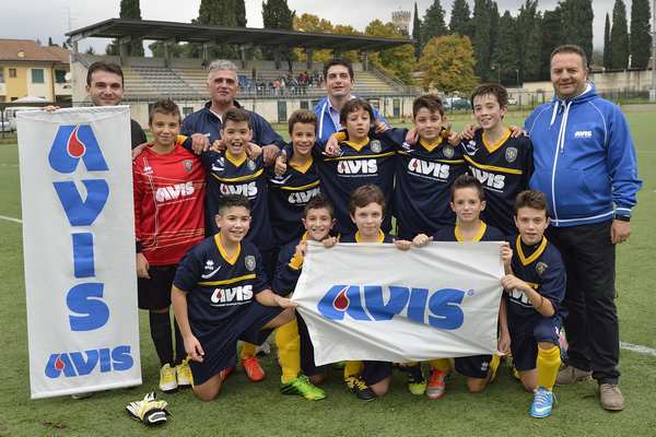 Scarperia Calcio. Il logo Avis sulle maglie delle giovanili. Foto delle formazioni...