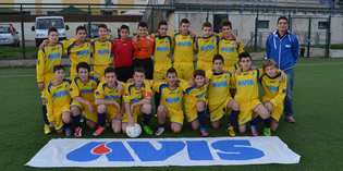 Scarperia Calcio. Il logo Avis sulle maglie delle giovanili. Foto delle formazioni...