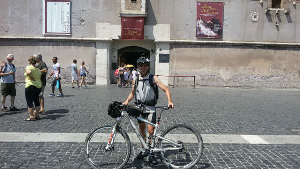 Raggiunto Roma in Mountain Bike. Stefano Dalfiume conclude la sua impresa