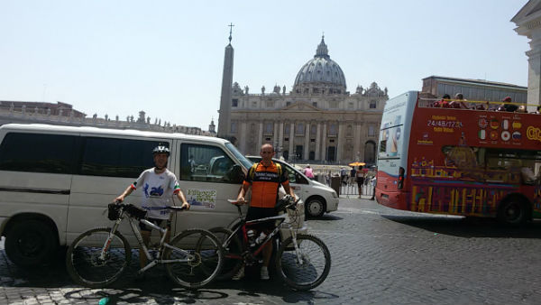 Raggiunto Roma in Mountain Bike. Stefano Dalfiume conclude la sua impresa
