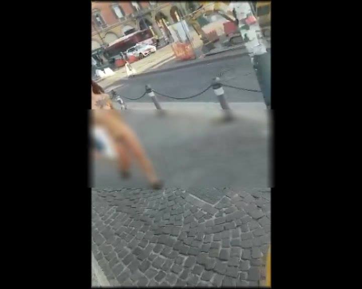Il video della ragazza nuda a passeggio per Bologna. Colpo di sole o colpo di genio?