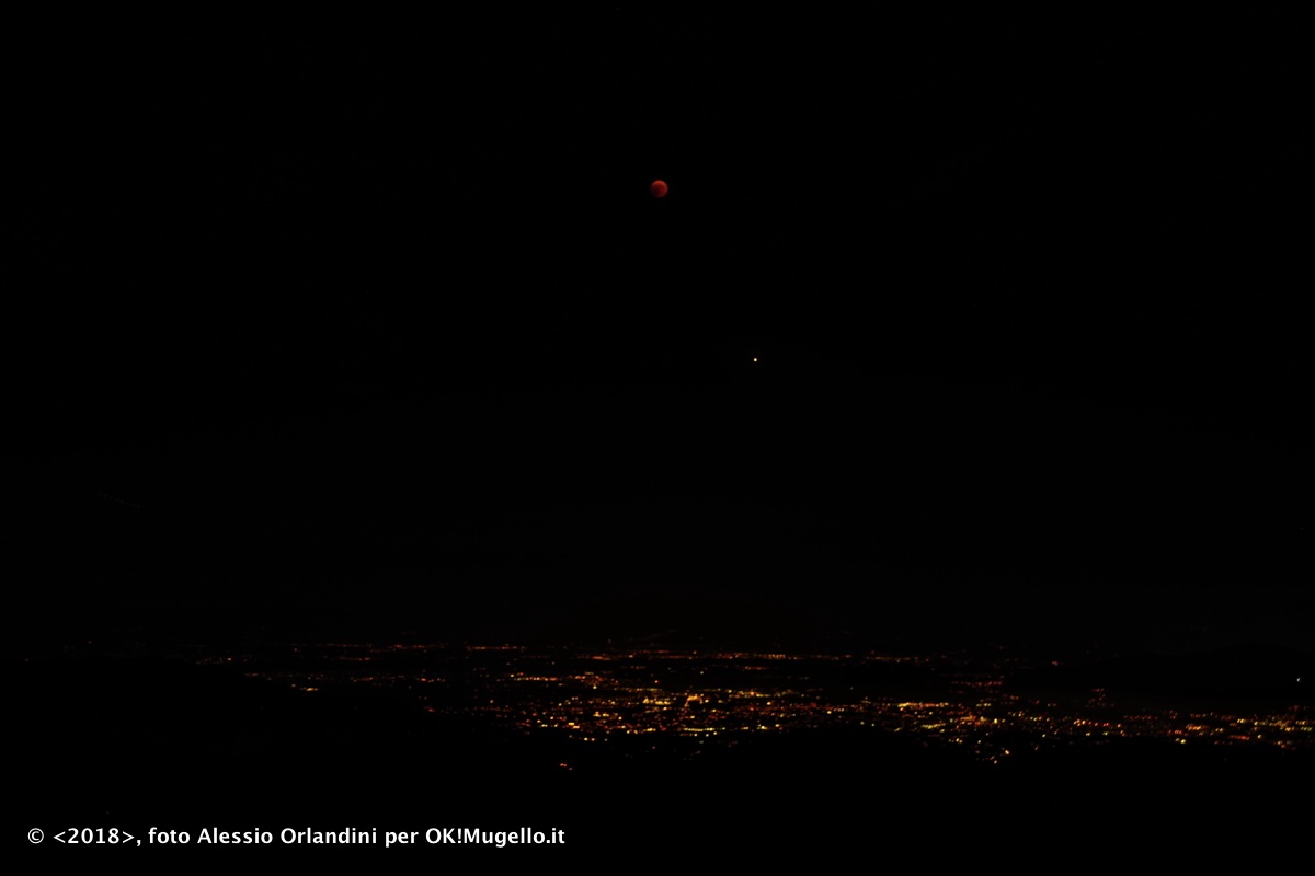 La Luna Rossa e l'alba in Apuane. Dall'obiettivo di Alessio Orlandini e Saverio Zeni