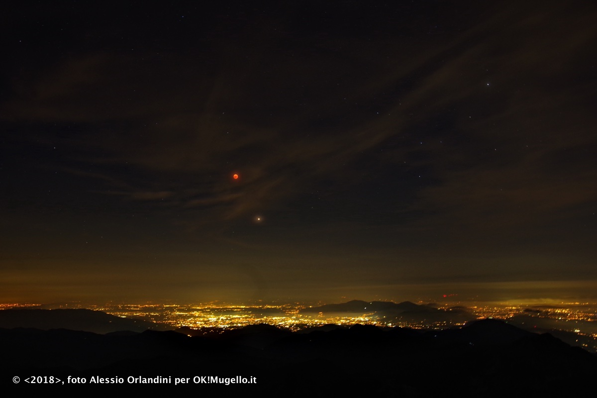 La Luna Rossa e l'alba in Apuane. Dall'obiettivo di Alessio Orlandini e Saverio Zeni