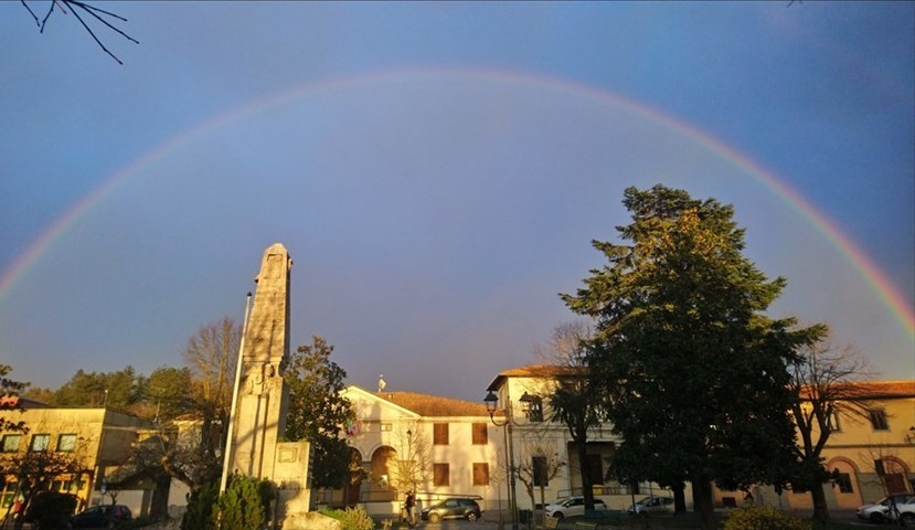 Il bellissimo arcobaleno in Piazza della Vittoria. La foto del giorno