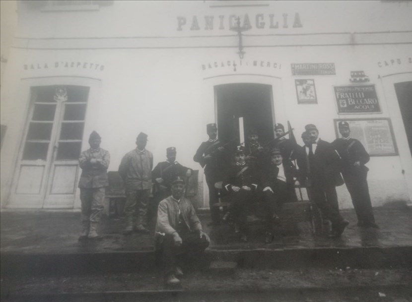 La foto storica alla stazione di Panicaglia. Secondo voi quando è stata scattata?