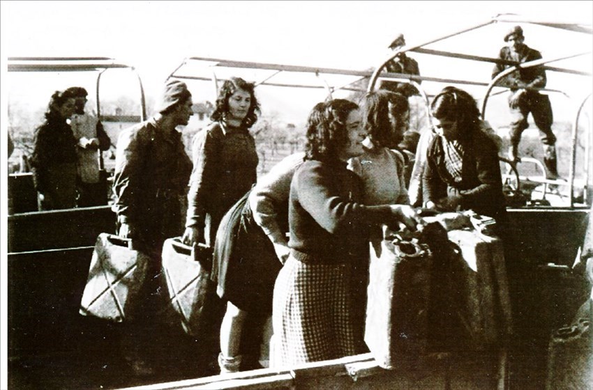 1944 – Alcune belle ragazze borghigiane  mentre riempiano le taniche d’acqua in fondo Sieve.