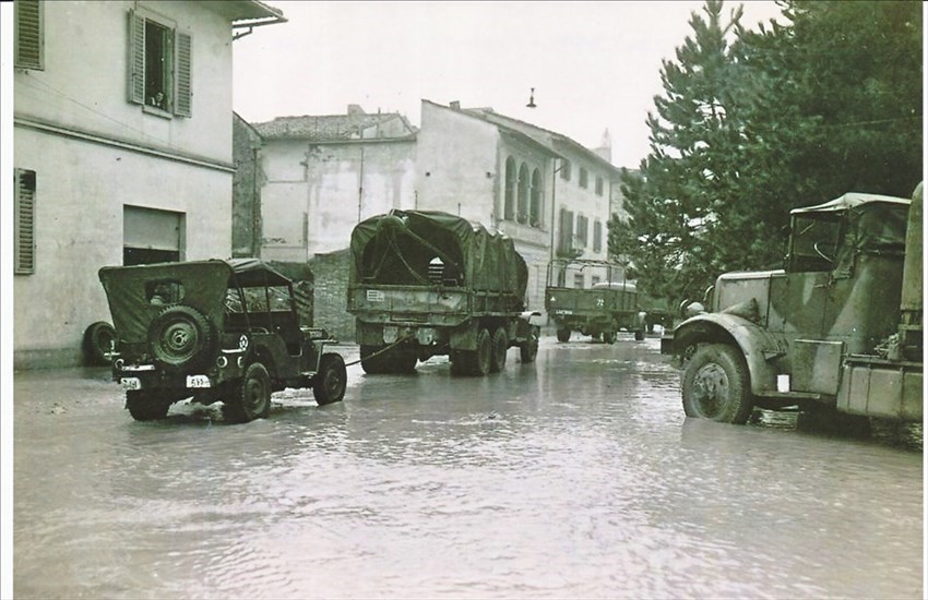Mezzi motorizzati inglesi transitano nell’attuale via Bandini  mentre imperversa una violenta pioggia che aveva allagato la sede stradale.